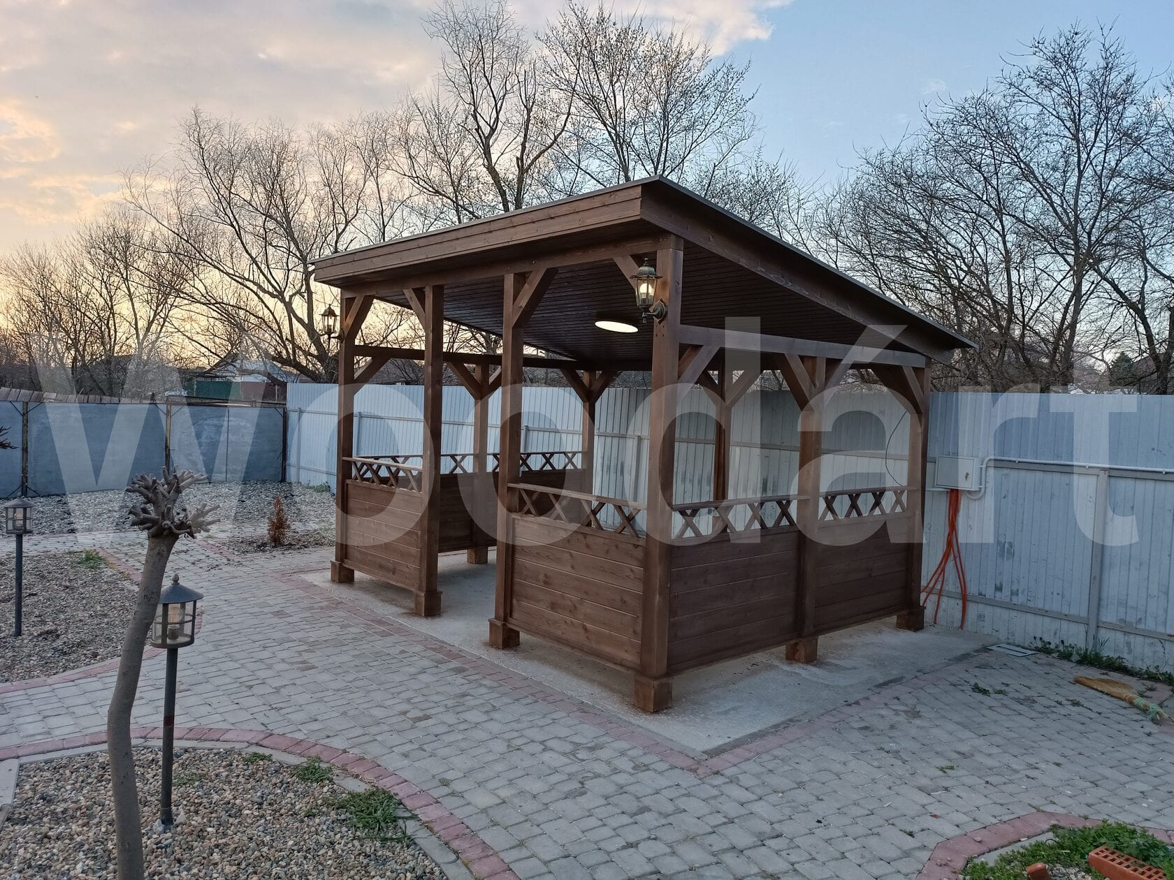 Беседка с шатровой крышей